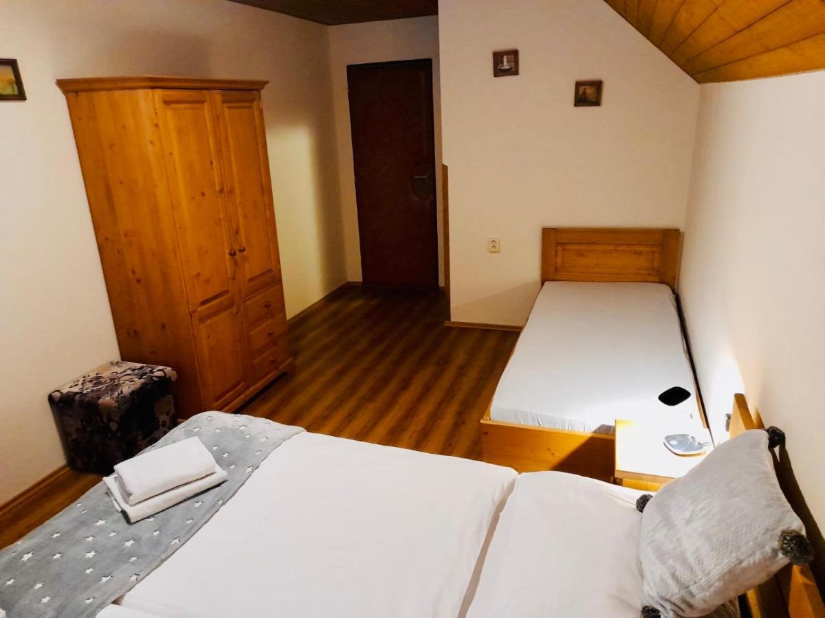 Restaurant A Penzion Pod Draci Skalou 카를슈테인 외부 사진