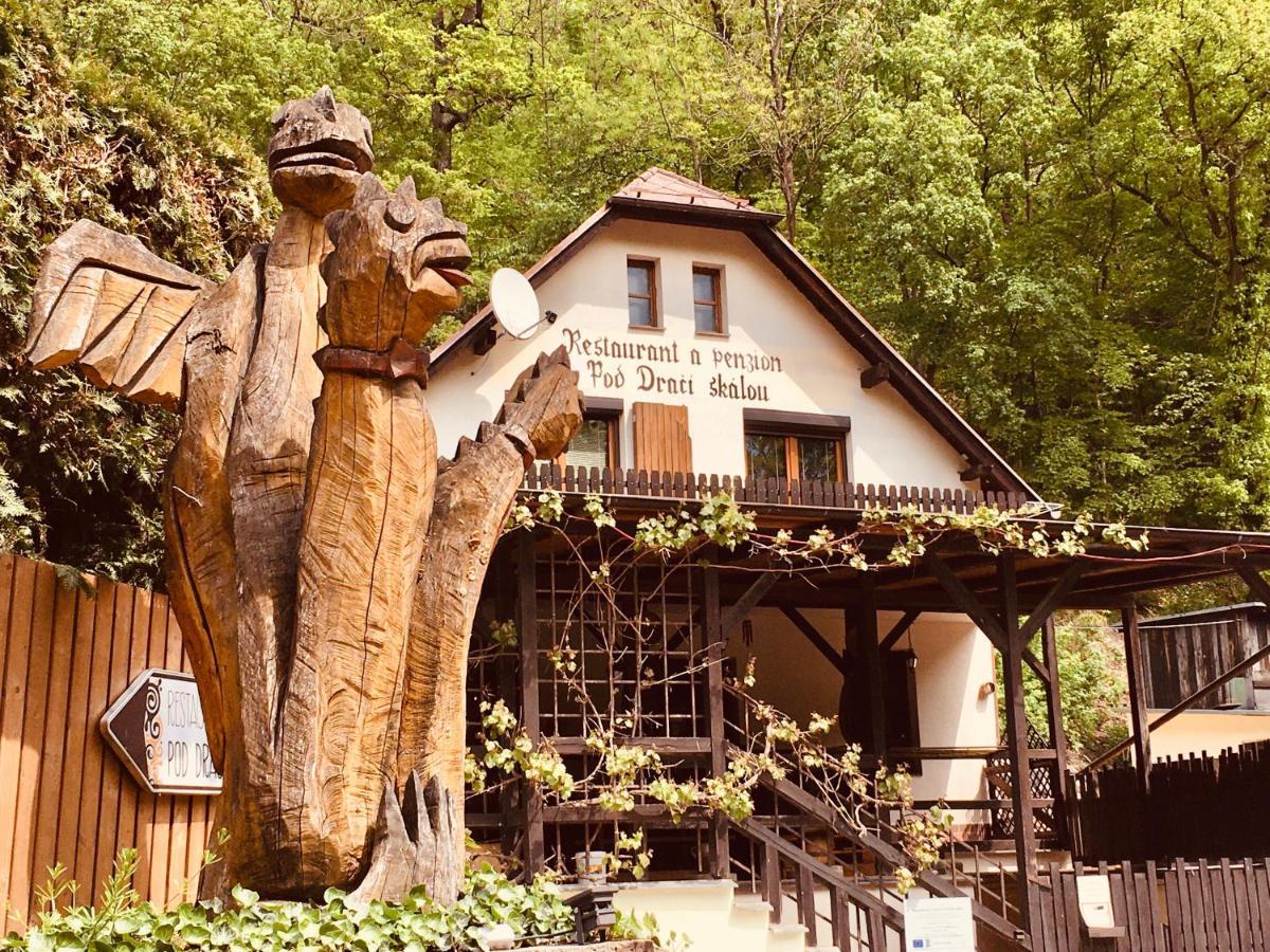 Restaurant A Penzion Pod Draci Skalou 카를슈테인 외부 사진