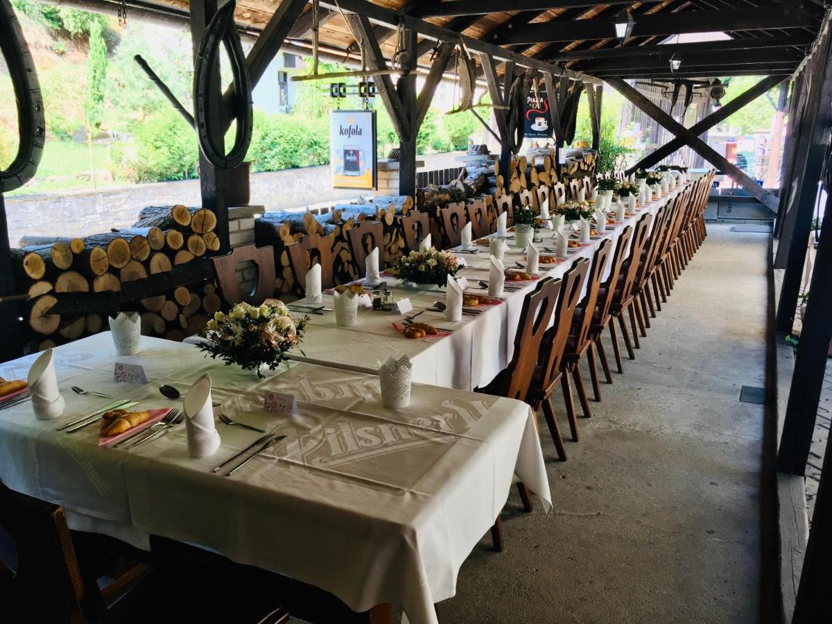 Restaurant A Penzion Pod Draci Skalou 카를슈테인 외부 사진