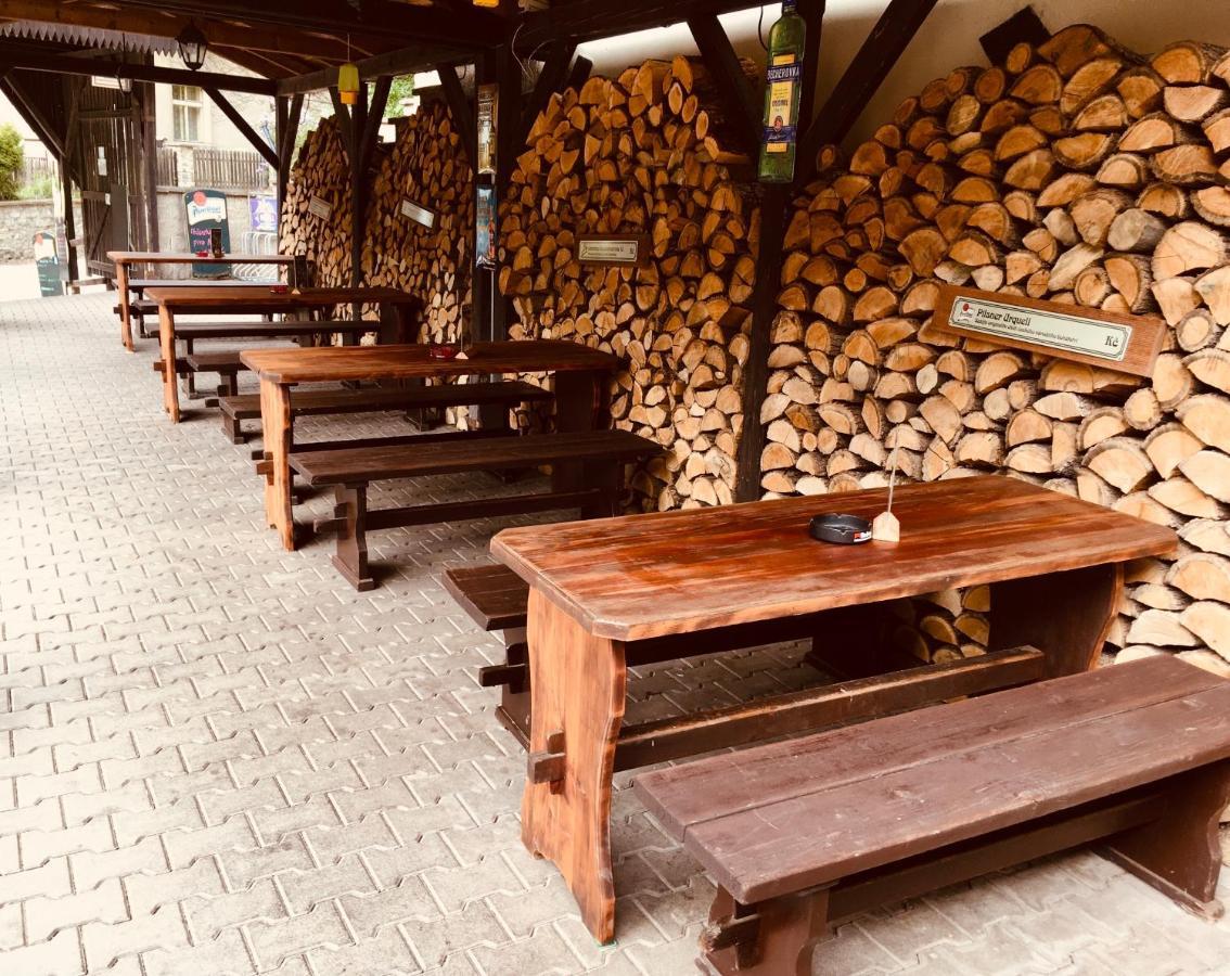 Restaurant A Penzion Pod Draci Skalou 카를슈테인 외부 사진