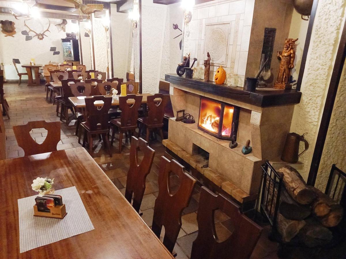 Restaurant A Penzion Pod Draci Skalou 카를슈테인 외부 사진